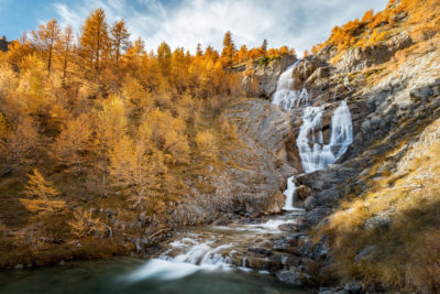 La cascade des Gialorgues en automne dans le Mercantour.