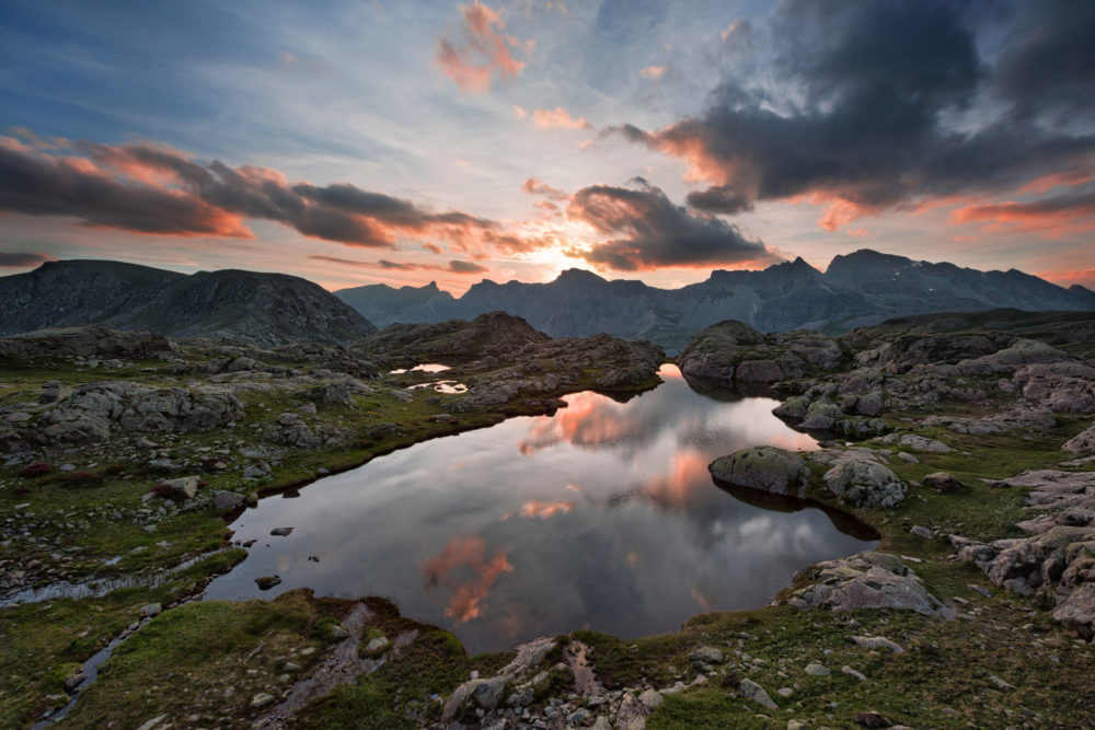 Le Lac de Morgon au sunset dans le Parc du Mercantour. Le soleil se couche sur le Pas de la Cavale.
