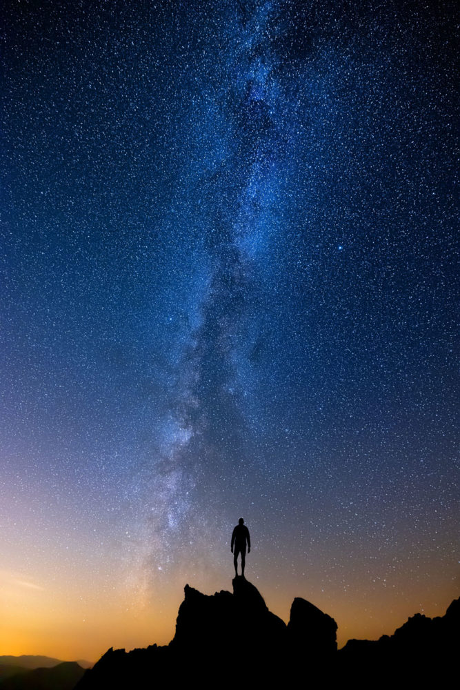 Personnage sous la Voie Lactée dans le Parc National du Mercantour.