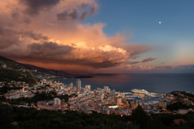 Nuages d'orage et lune au-dessus de Monaco pendant le sunset.
