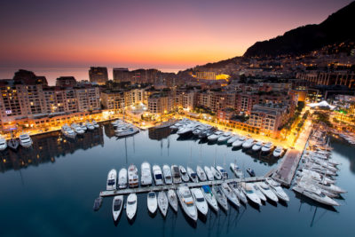 Fontvieille vu de Monaco-Ville au crépuscule.