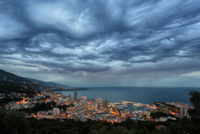 Nuages noirs et menaçants au-dessus de Monaco à l'heure bleue.
