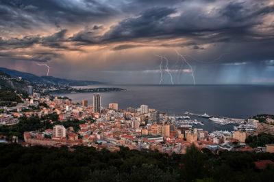 Un orage et des éclairs au-dessus de Monaco.