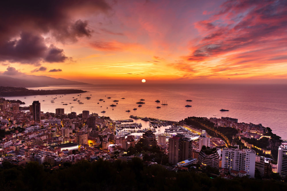 Sunrise à Monaco pendant le Yacht Show. Le soleil se lève au-dessus de l'horizon et les nuages sont oranges.