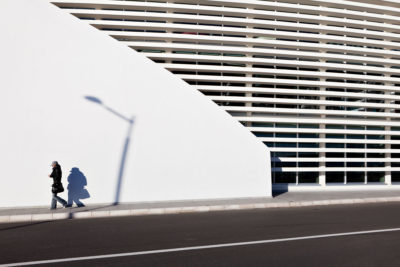 Personnage sous l'ombre d'un lampadaire devant le Ni Box de Monaco