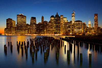 Manhattan à l'heure bleue vu du Brooklyn Bridge Park.