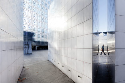 Personnage devant l'Institut du Monde Arabe à Paris.