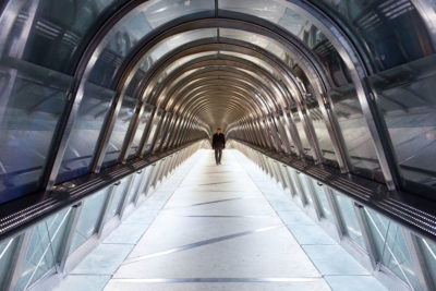 Personnage dans la passerelle de la Défense à Paris.