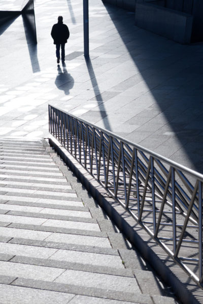 Personnage à contre-jour dans le quartier de la Défense à Paris.