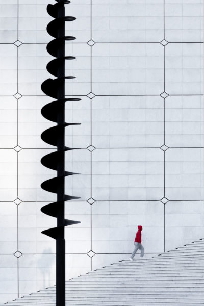 Personnage dans les escaliers de l'Arche de la Défense à Paris.