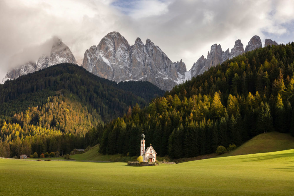 St-Johann Church dans la lumière de l'automne avec les montagnes enneigées.