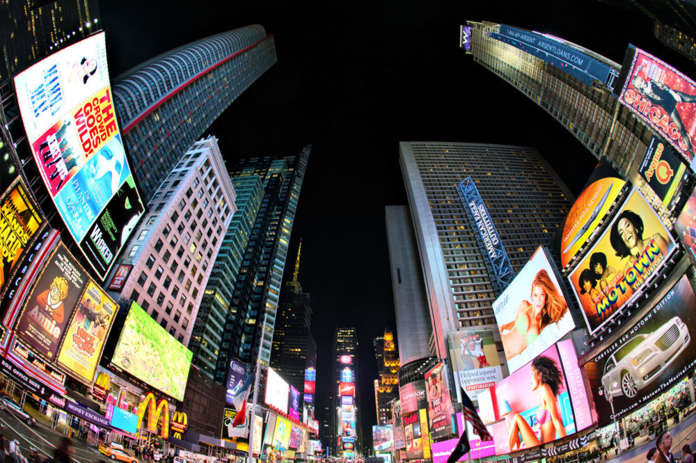 Les enseignes lumineuses de Times Square à New-York pendant la nuit.