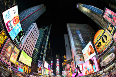 Times Square à New-York pendant la nuit.