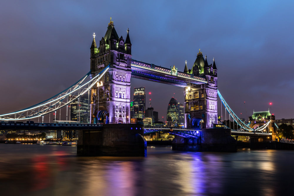 Tower bridge à Londres pendant la nuit.