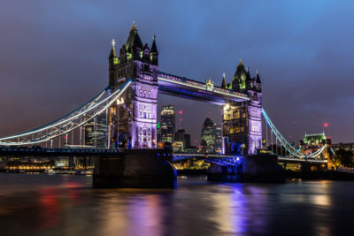 Tower Bridge à Londres pendant la nuit.