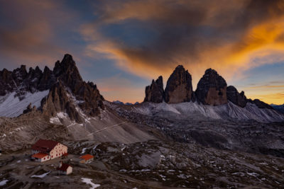 Les Tre Cime di Lavaredo avec le refuge Locatelli au sunset.