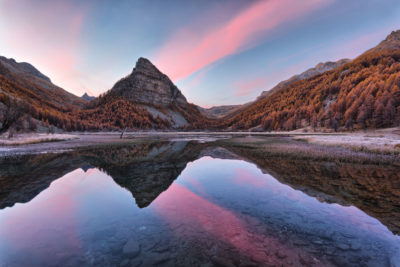 Le Lac des Sagnes en automne au petit matin.