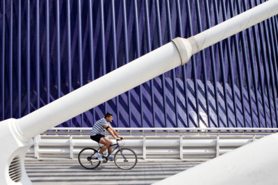 Cycliste avec t-shirt rayé.